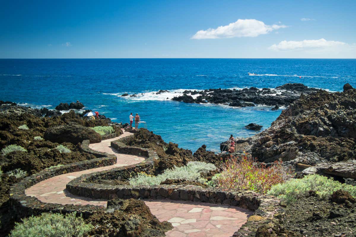 Senderos accesibles que conducen a la cala de Tacorón, en la isla de El Hierro.