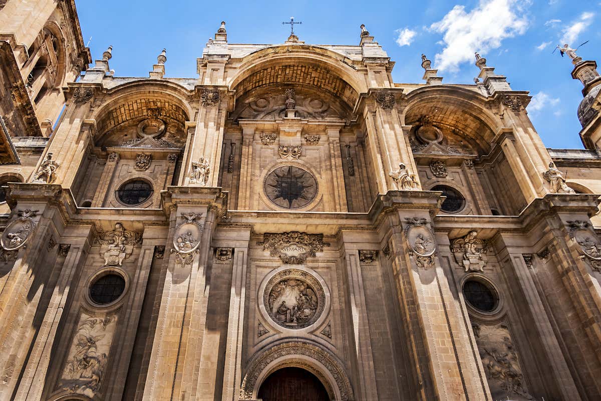 Contre-plongée sur la façade de la cathédrale de Grenade avec ses trois arches