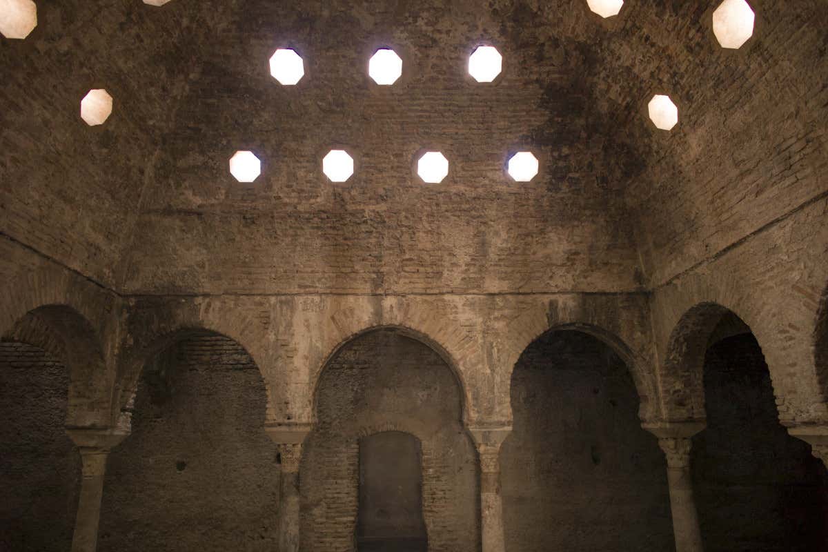 Arches de pierre des bains arabes Hammam Al Ándalus de Grenade