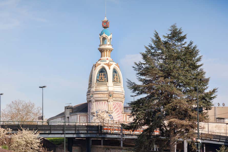 Tour du centre culturel du Lieu Unique à Nantes.