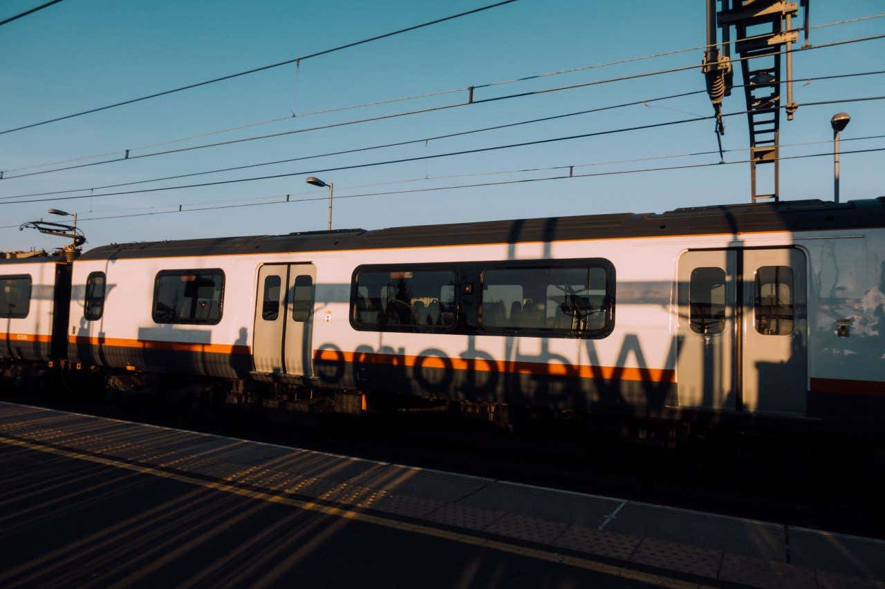 Train du Gatwick Express qui relu le termine sud à la gare Victoria
