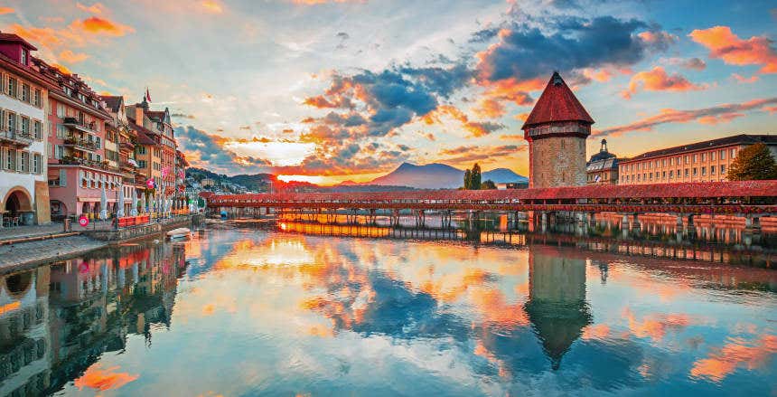 Ponte Kapellbrücke em Lucerna ao entardecer