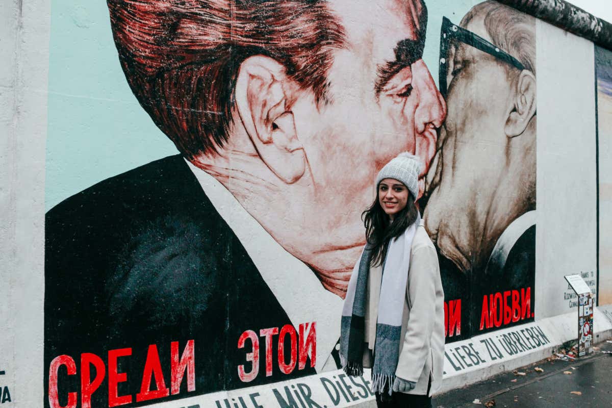 Lydia Vázquez posando junto a uno de los murales del Muro de Berlín. 