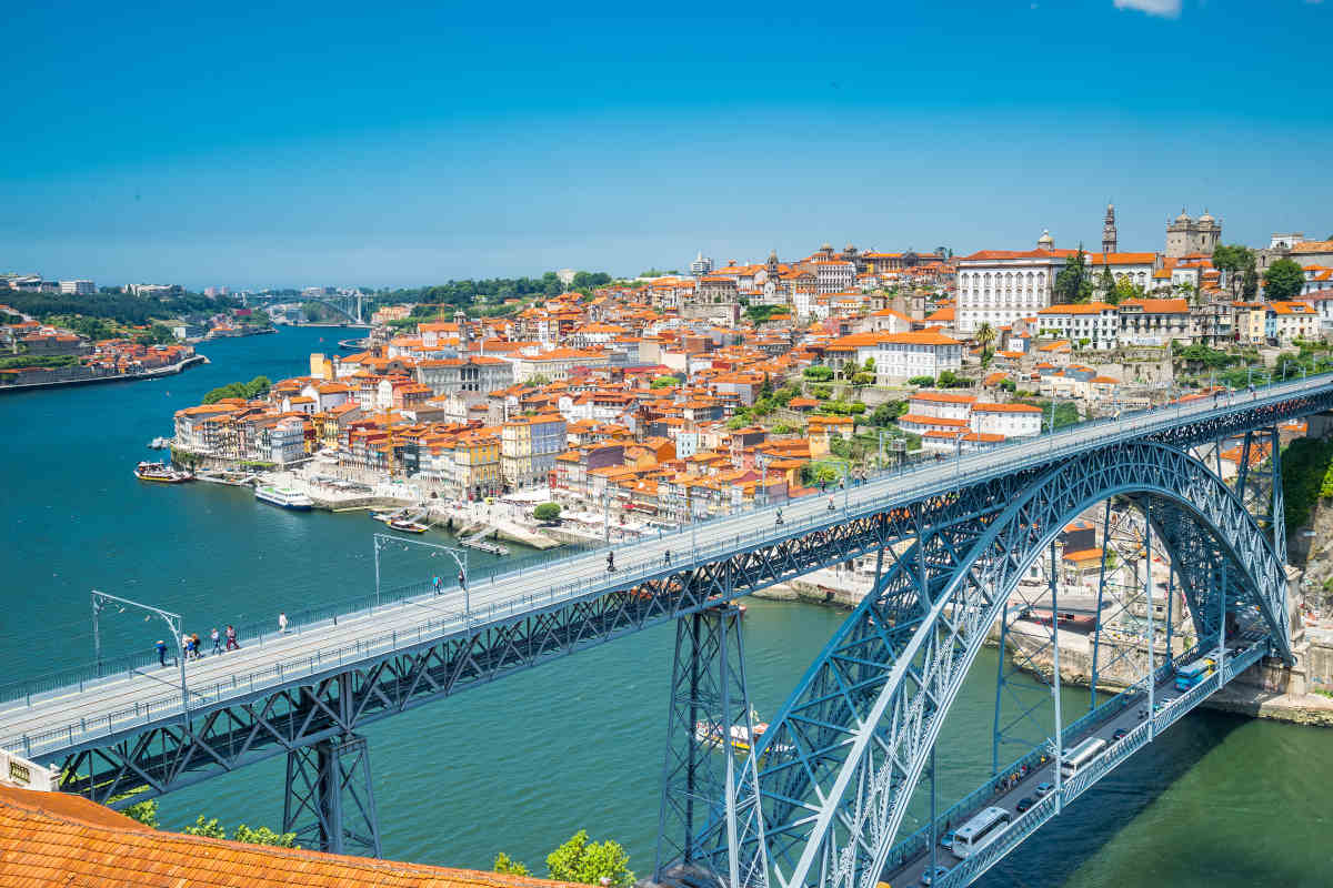Vue panoramique sur l'un des célèbres ponts de Porto
