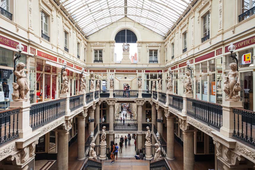 Intérieur et escaliers du Passage Pommeraye à Nantes.