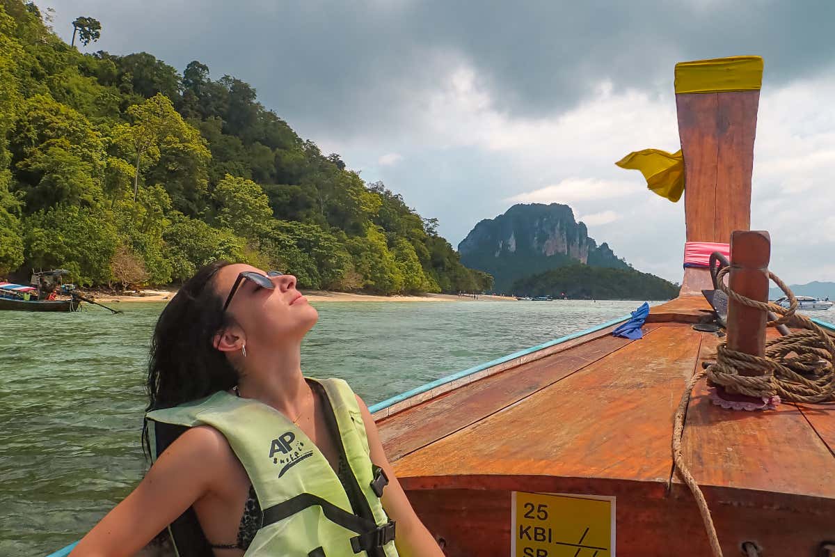 Disfrutando de un paseo en barco por Railay. 