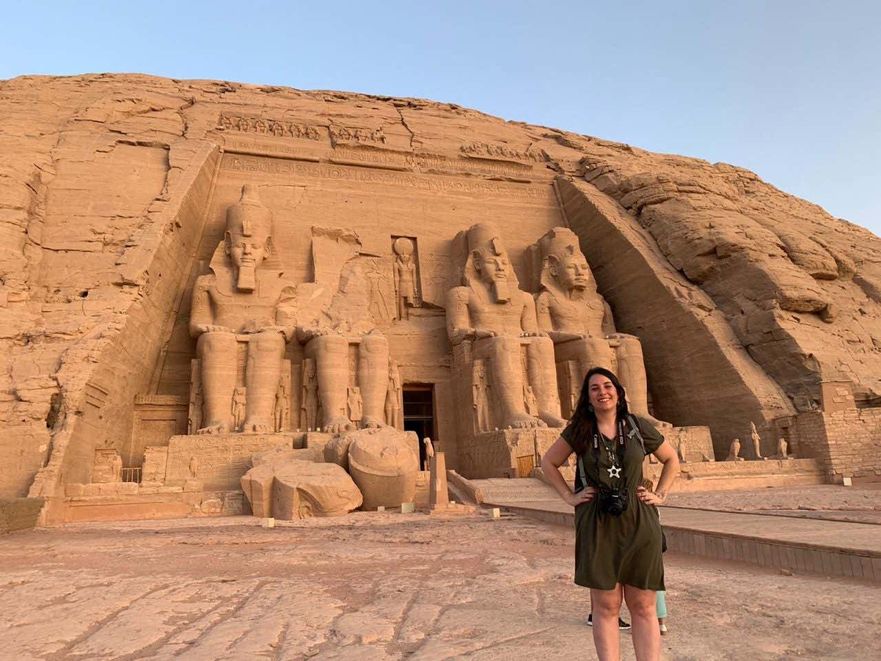 Andrea frente a la entrada principal de Abu Simbel