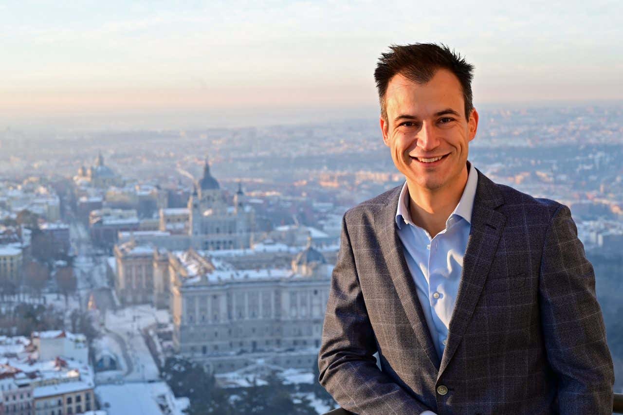 Alberto Gutiérrez Pascual, CEO y Fundador de Civitatis, con una Madrid nevada al fondo