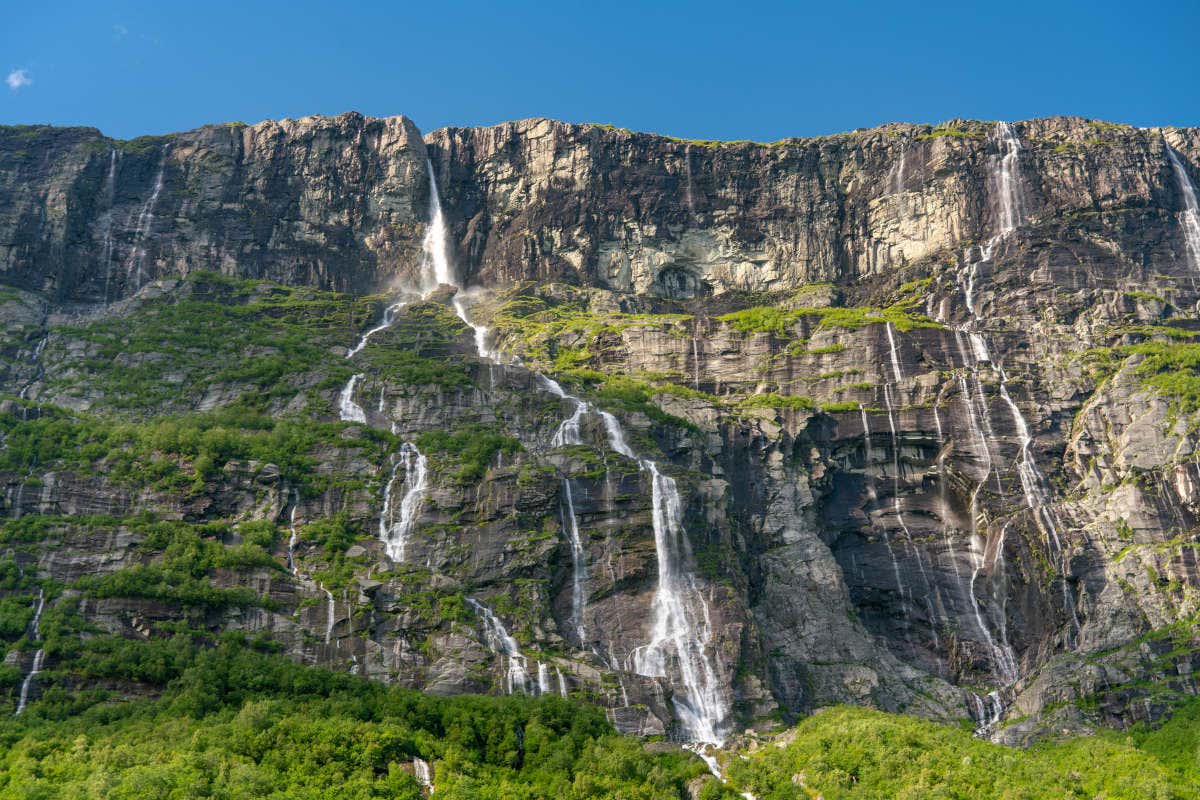 Vista completa das diferentes cataratas da Cascata Vinnufallet