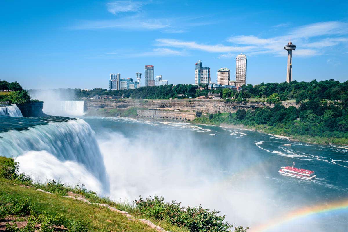 Cataratas del Niagara con el skyline de Toronto