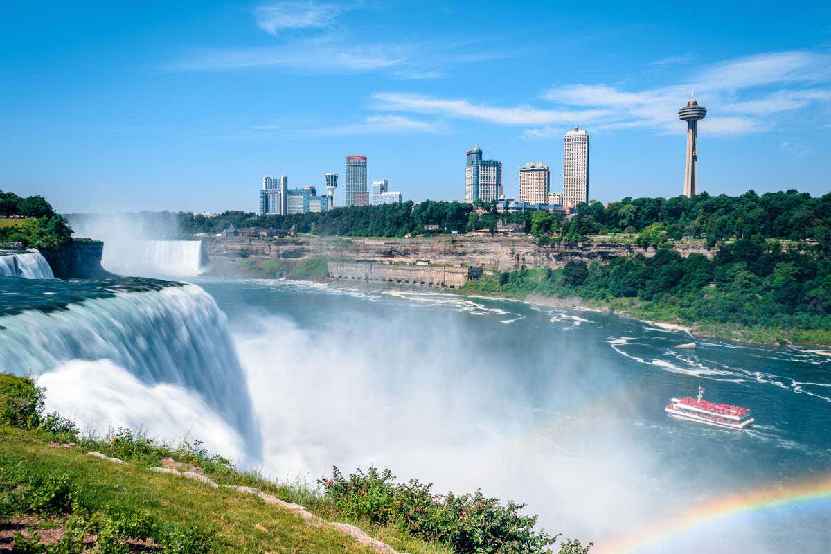 Cataratas do Niágara com o skyline de Toronto