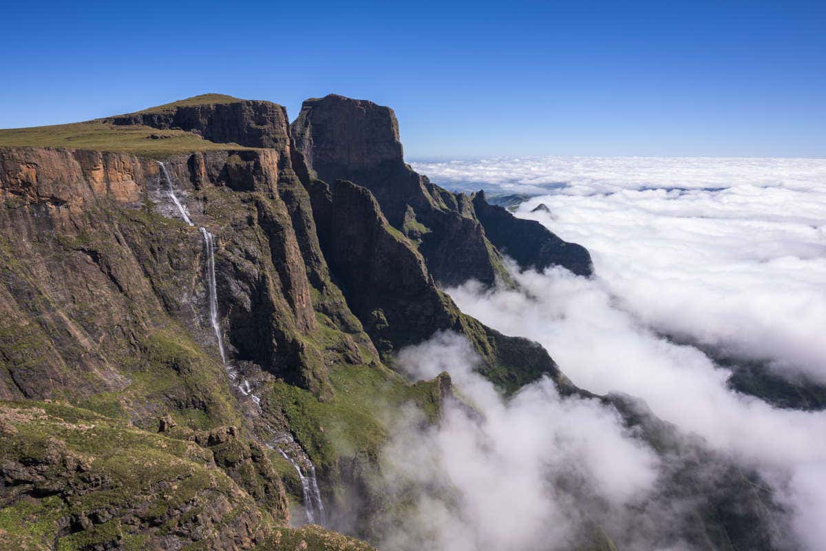 Vista aérea de las Cataratas de Tugela con las nubes en la parte baja