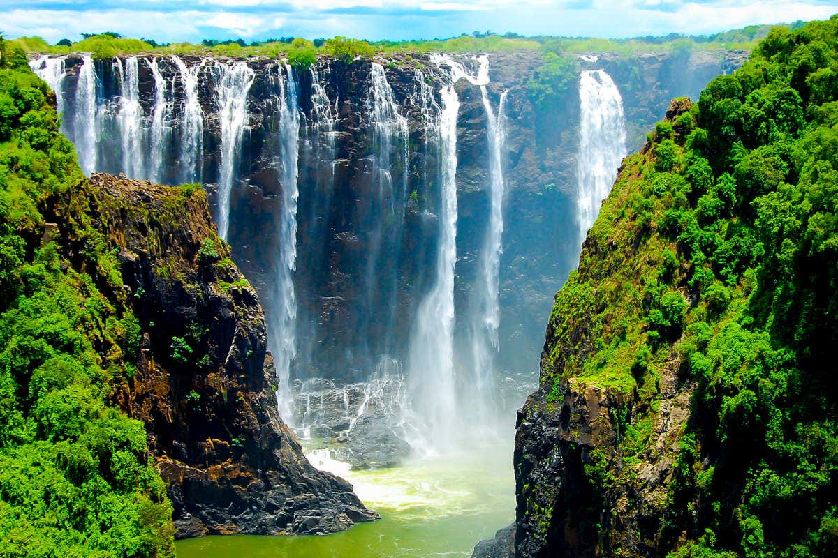 Vista panorâmica das Cataratas Victoria em um dia de sol