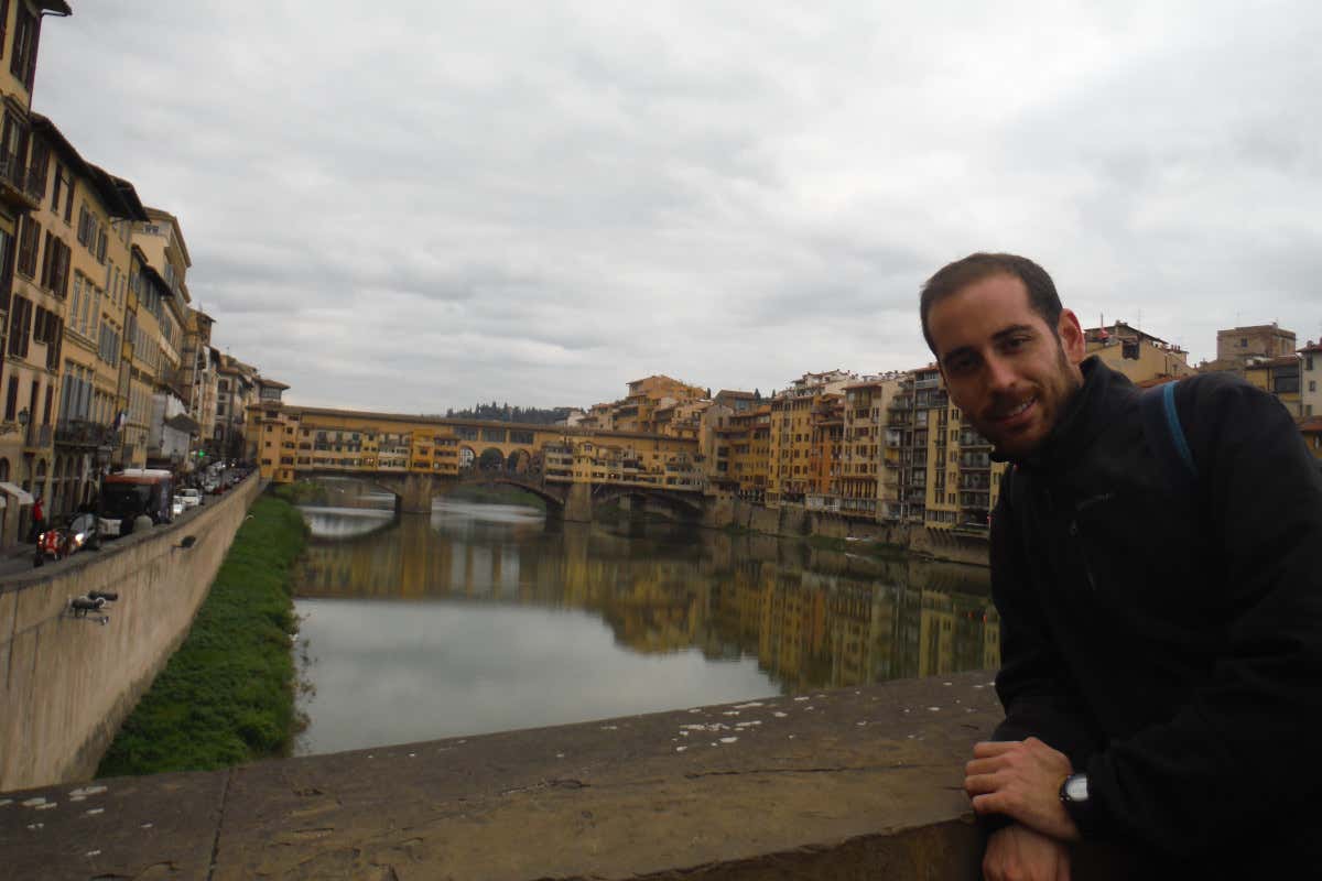 David Chaves frente al Ponte Vecchio, el puente más conocido de Florencia, en un día nublado.