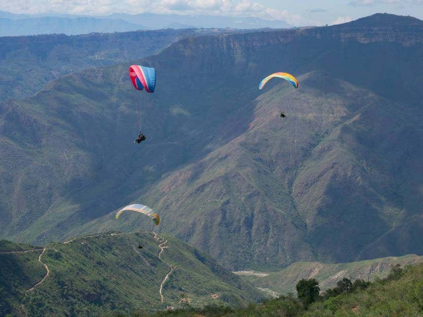 Parapentes no Parque de Chicamocha