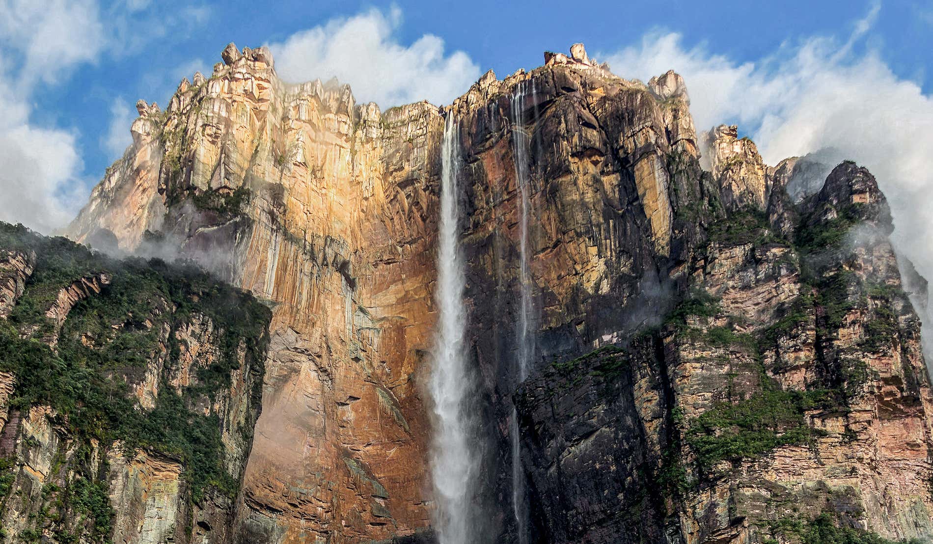 La cascada más grande del mundo está escondida y triplica al Salto