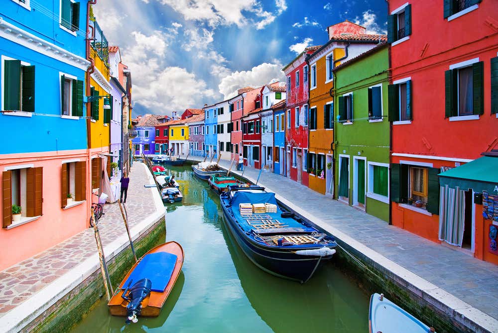Les canaux de Burano et ses maisons multicolores (Lagune de Venise, Italie).