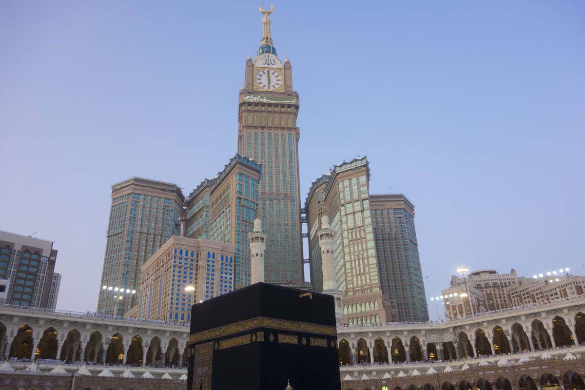 La Gran Mezquita y el Abraj Al Bait, un torre de grandes dimensiones con un gran reloj