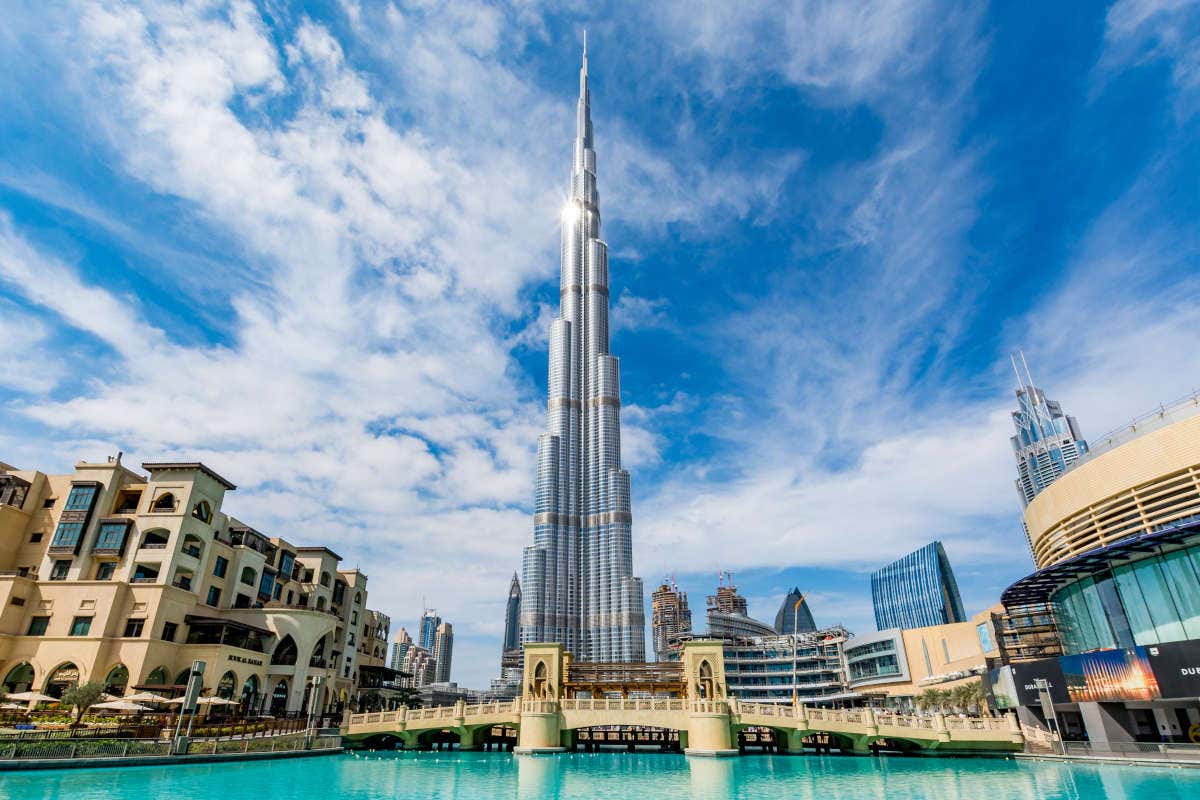 El Burj Khalifa, el edificio más alto del mundo, en un día soleado