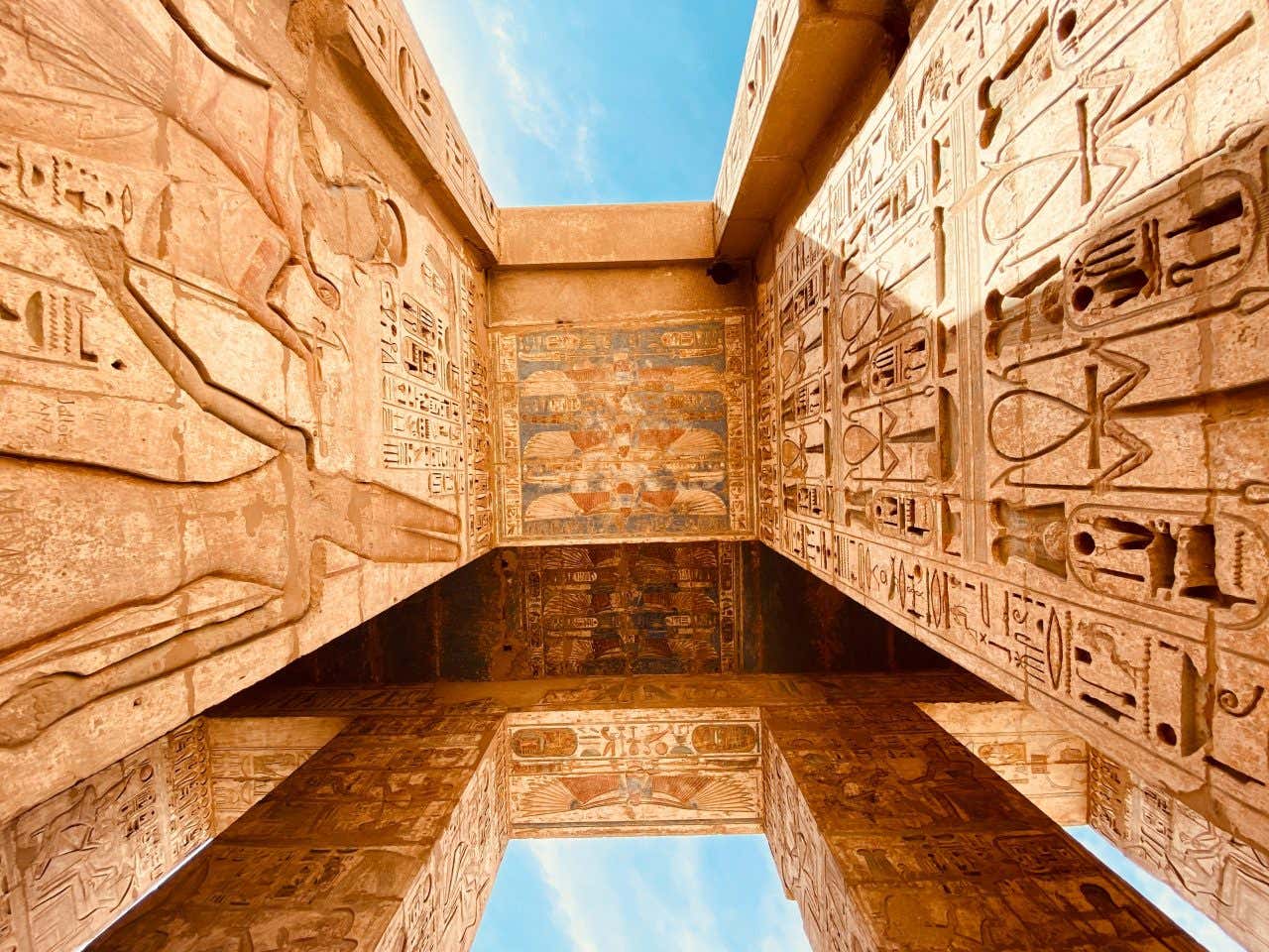 Columnas pintadas con jeroglíficos policromados en un templo de Egipto.