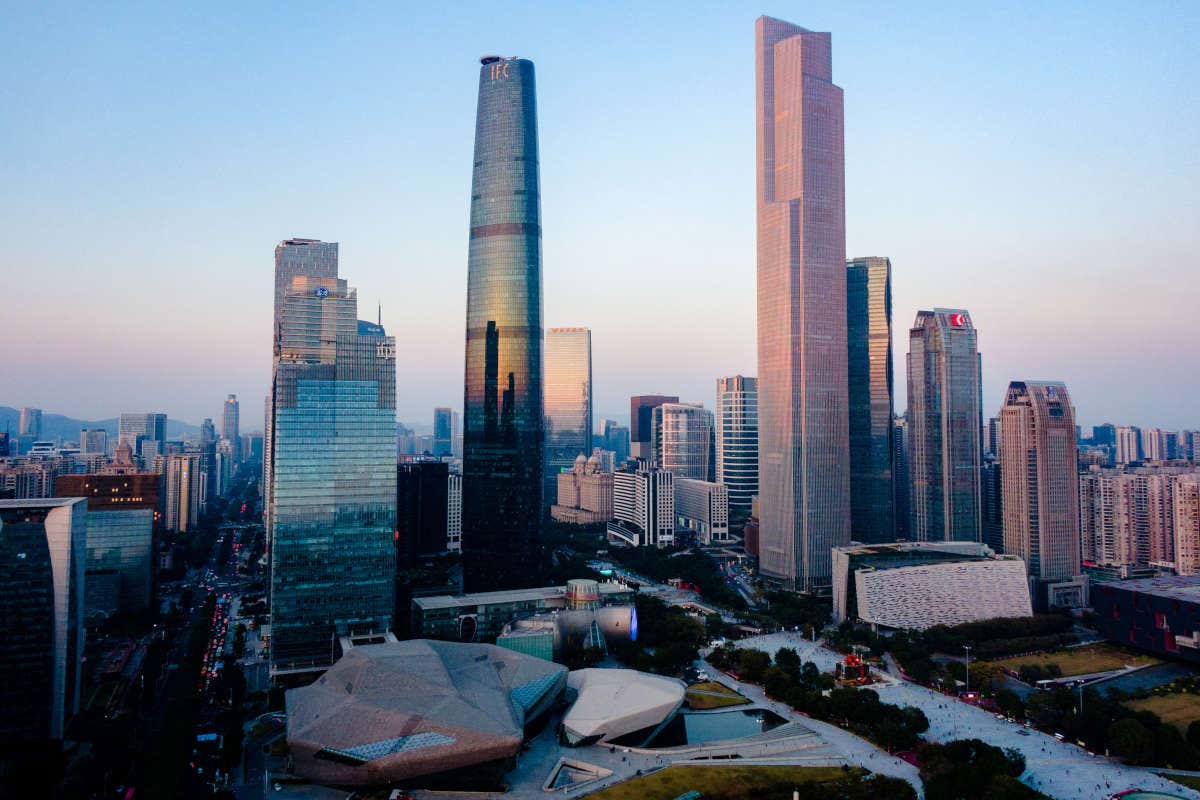 Panorámica al amanecer de Guangzhou con numerosos rascacielos y uno de los edificios más altos del mundo 