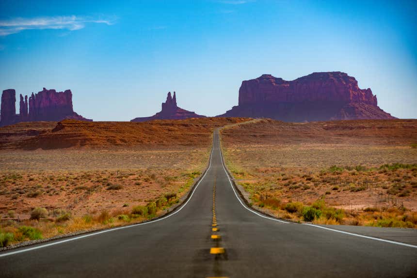 Estrada cortando o deserto do Arizona