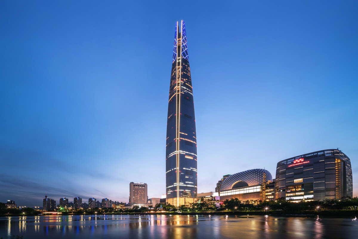 Panorámica de Lotte World Tower al anochecer, uno de los edificios más altos del mundo iluminados