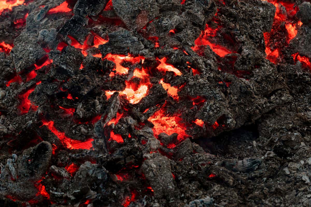 Vista detalle del magma volcánico de color negro y rojo