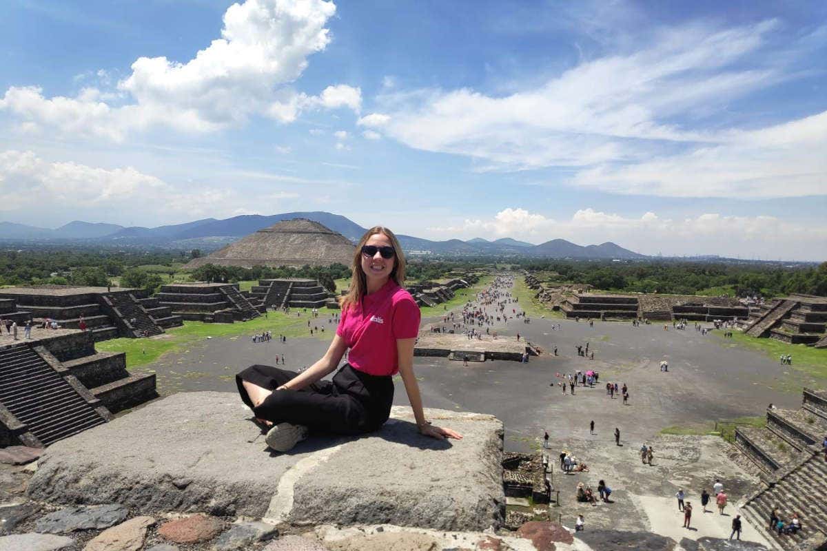 María Agra posando en lo alto de una pirámide de Teotihuacán, México