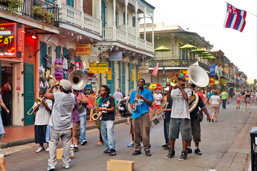 Músicos tocando em uma rua de New Orleans
