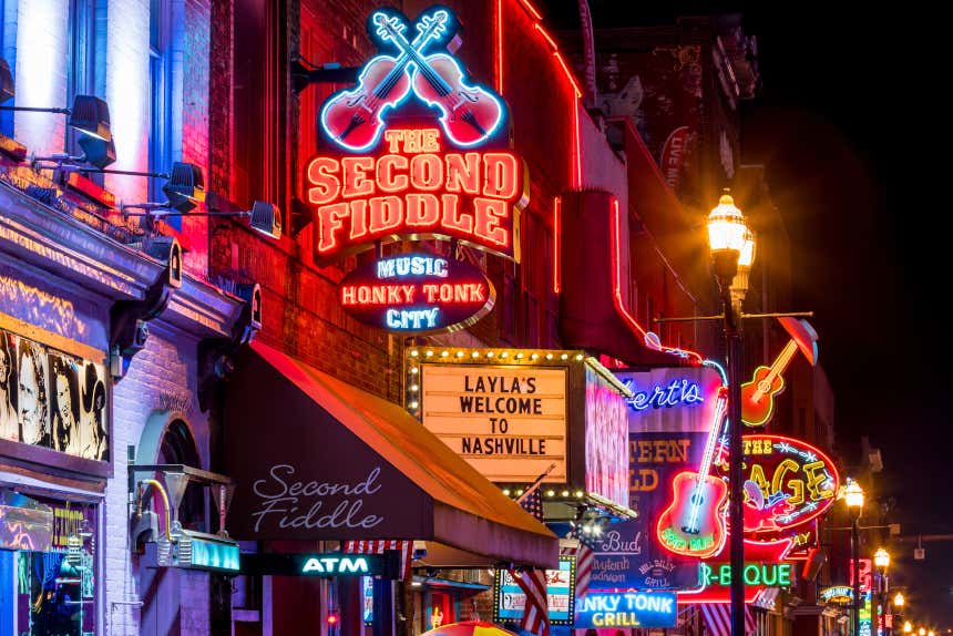 Rua iluminada com placas de neón en Nashville