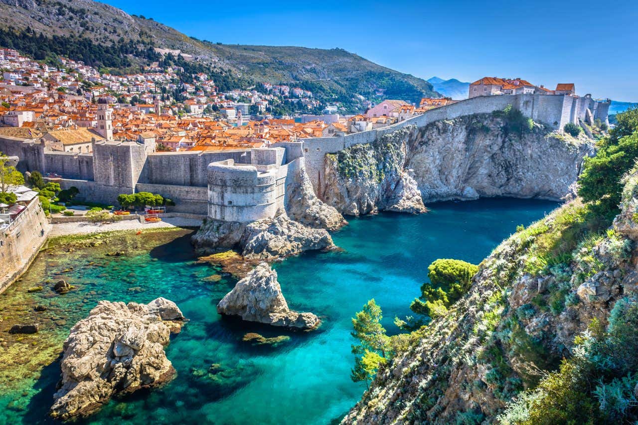 La magnifique côte de Dubrovnik et ses remparts (Croatie).