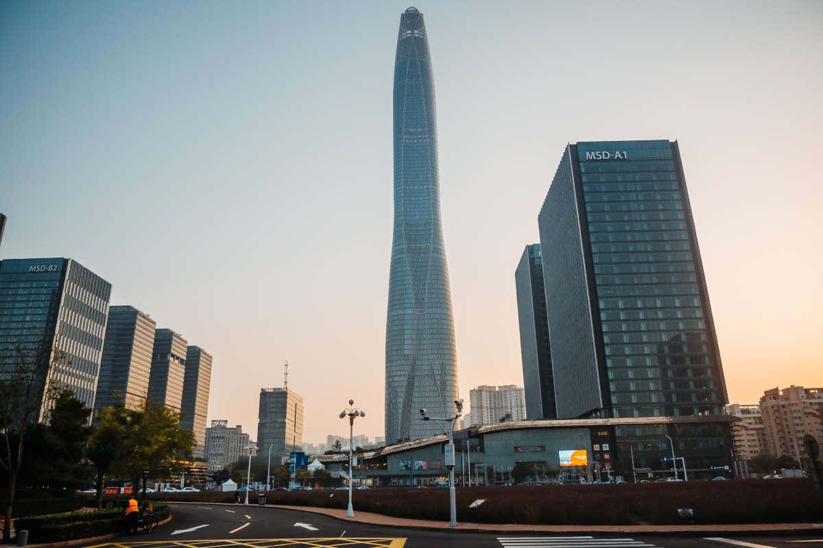 Puesta de sol detrás del Tianjin CTF Finance Center, un rascacielos de formas curvas 