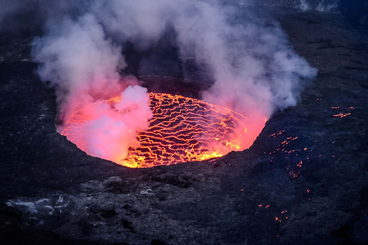 Volcán Nyiragongo, observándose cómo la lava se encuentra encerrada en el cráter formando una especie de laguna magmática