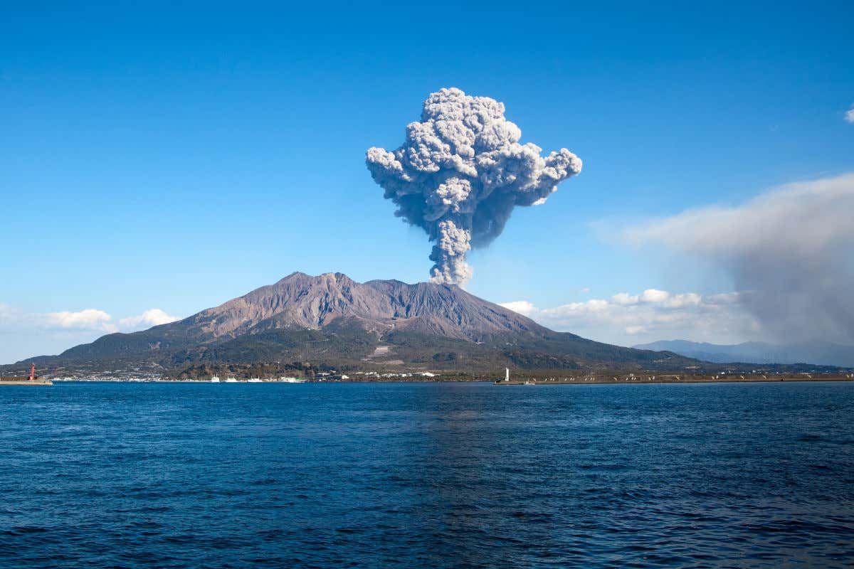 Nubes de gases expulsados por el volcán Sakurajima en Japón visto desde el mar