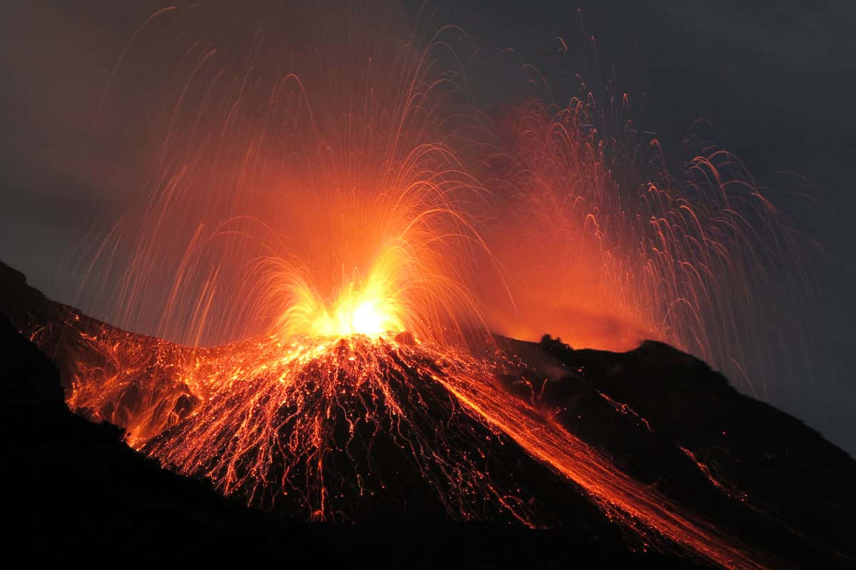 Imagen del Estrómboli, uno de los más famosos volcanes activos en el mundo, entrando en erupción emitiendo lava por la noche