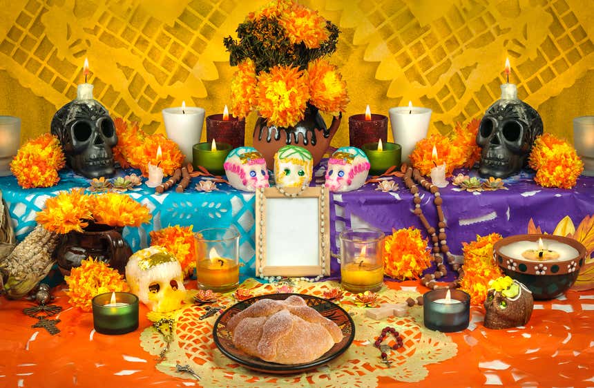 Um altar típico do Día de los Muertos com oferendas gastronômicas
