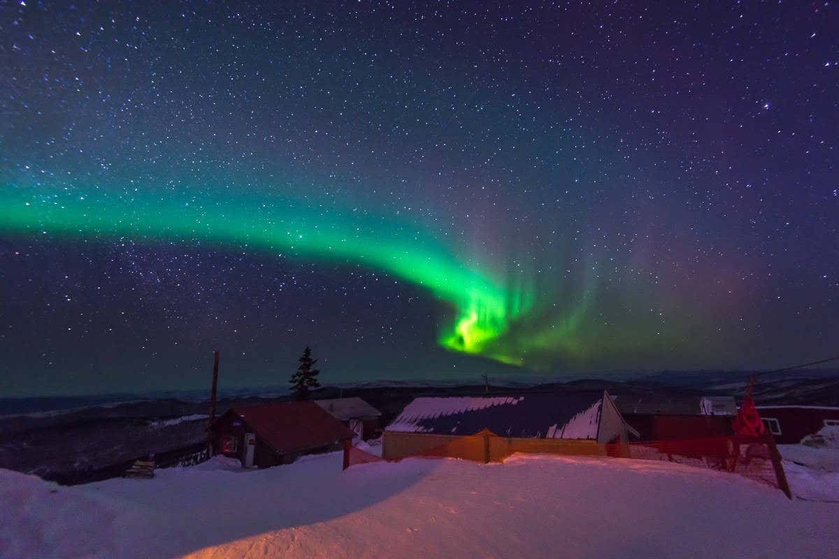 La aurora boreal en el paisaje nevado de Alaska