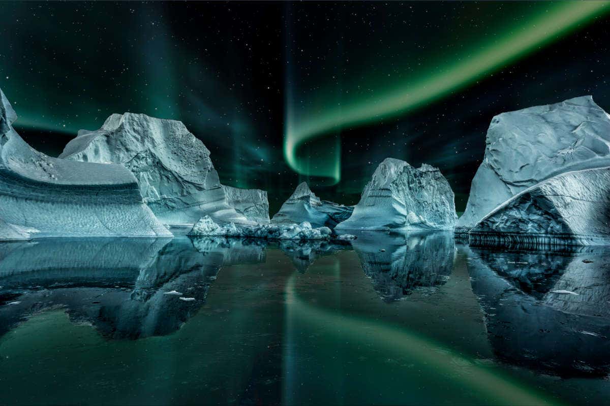 Iglús de Groenlandia bajo la aurora boreal