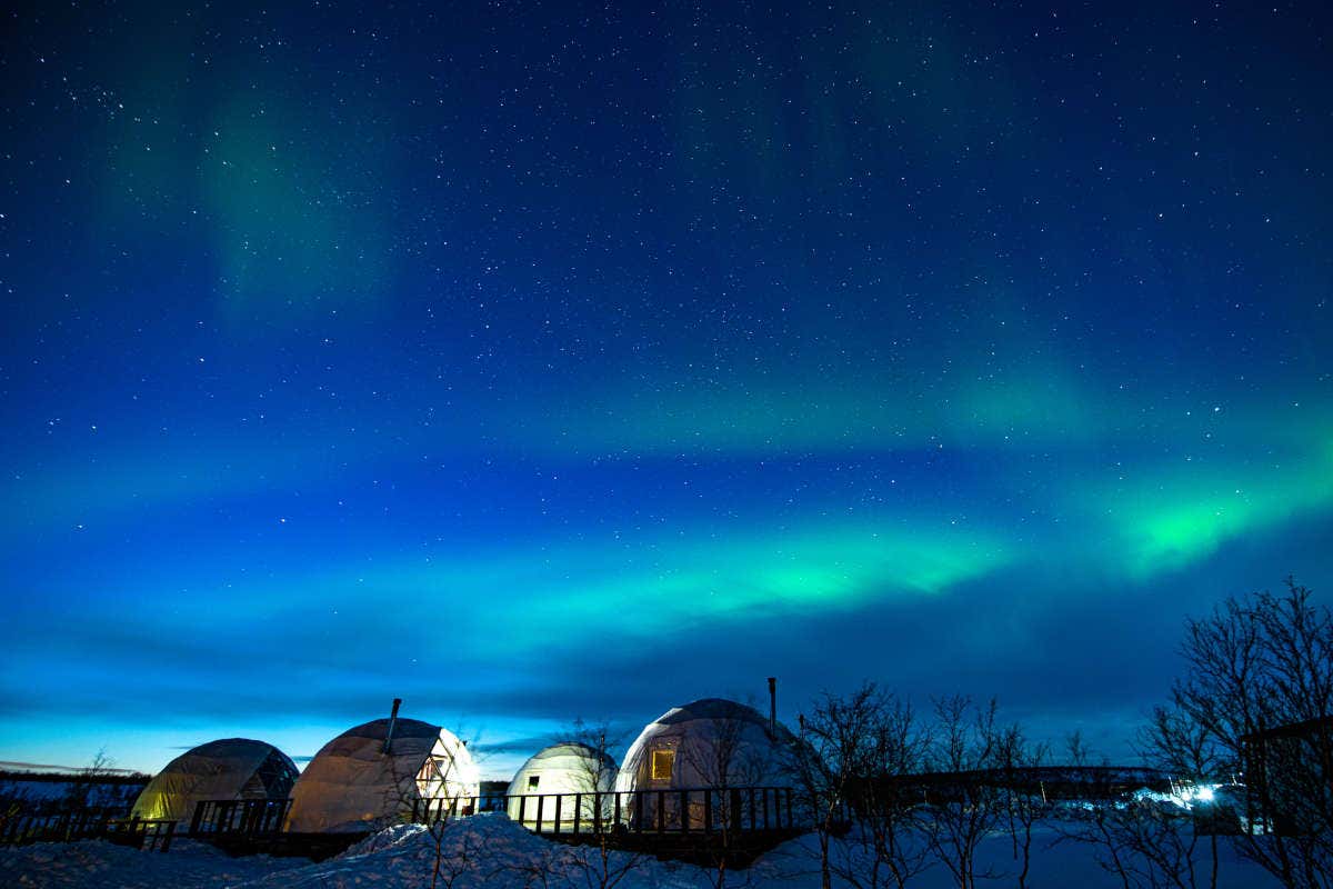 Iglús bajo la aurora boreal de Múrmansk