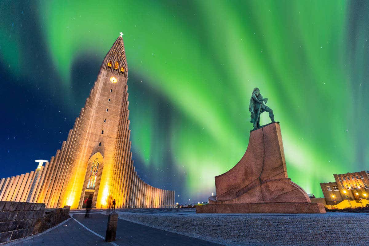 Plaza de la catedral de Reikiavik bajo la aurora boreal