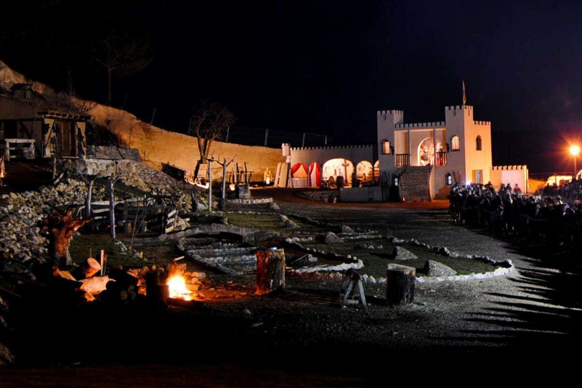 Decorado del castillo del belén viviente de Cabezón de Pisuerga por la noche