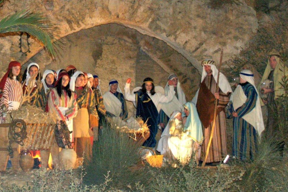 Representando la escena del nacimiento de Jesús 