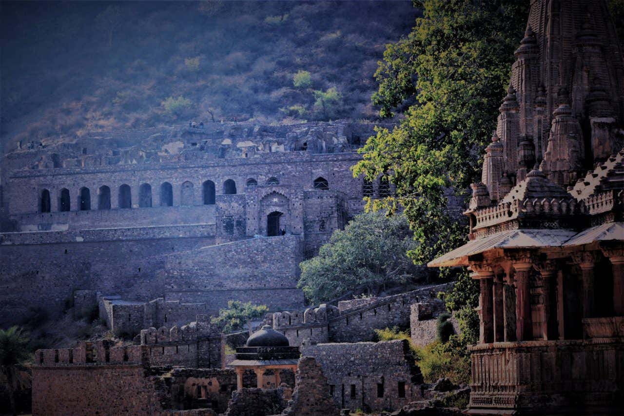 Vista panorâmica das ruínas do palácio de Bhangarh, um dos lugares mais assombrados