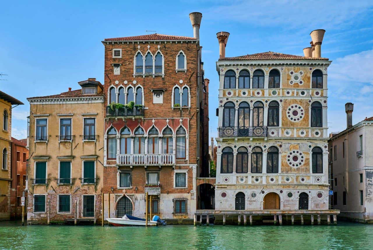 Fachada do edifício Ca'Dario vista do Grand Canal, um dos lugares mais assombrados do mundo