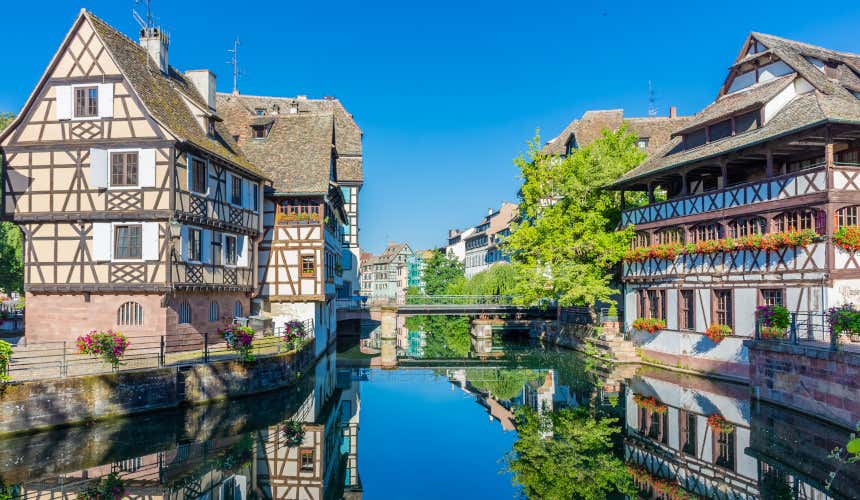 Vista su uno dei canali di Strasburgo che passa attraverso alcune case in tipico stile alsaziano