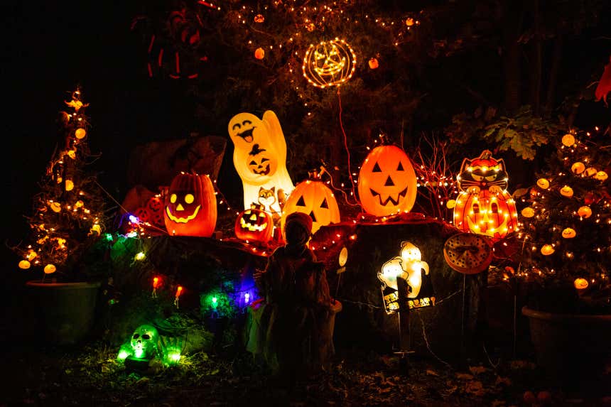 Decoraciones de Halloween iluminadas.