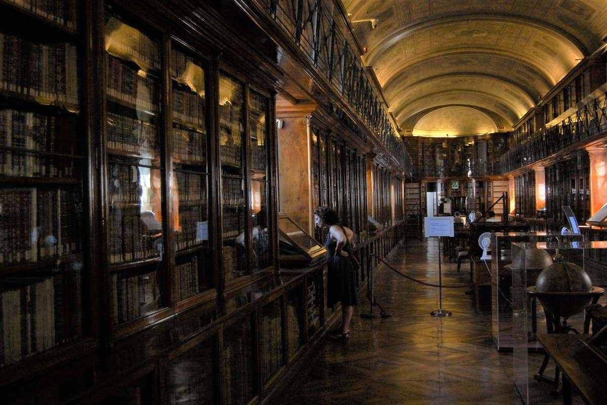 Elena paseando por el interior de la Biblioteca Real de Turín