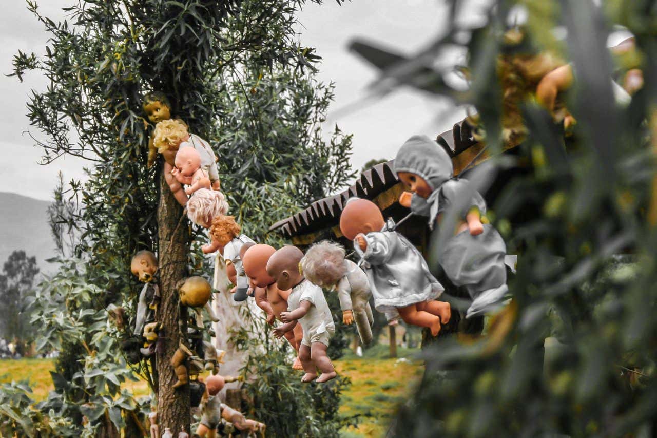 Bonecas suspensas nas árvores da Ilha das Bonecas, um dos lugares mais assombrados do mundo