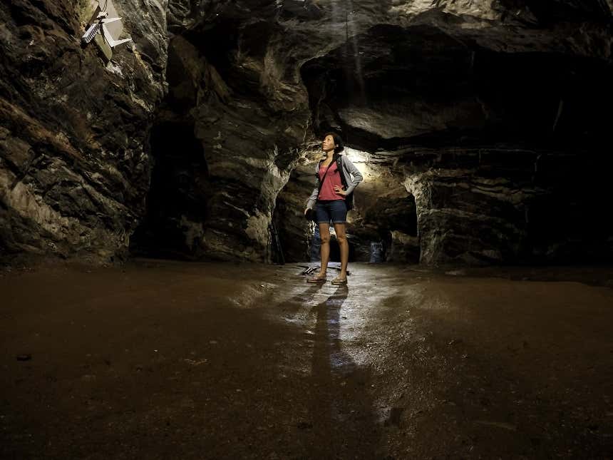 Mulher visitando a Mina da Passagem, um dos lugares mais assombrados do mundo